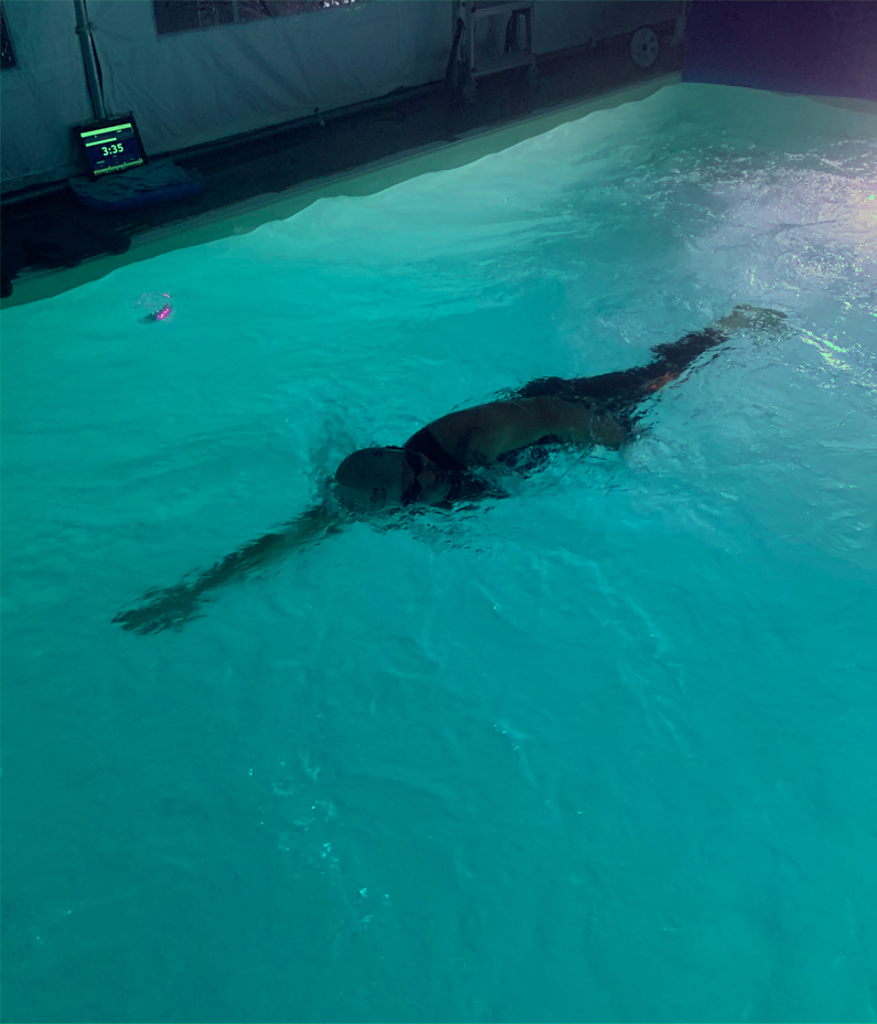 Nageurs de compétition dans leur propre piscine extérieure